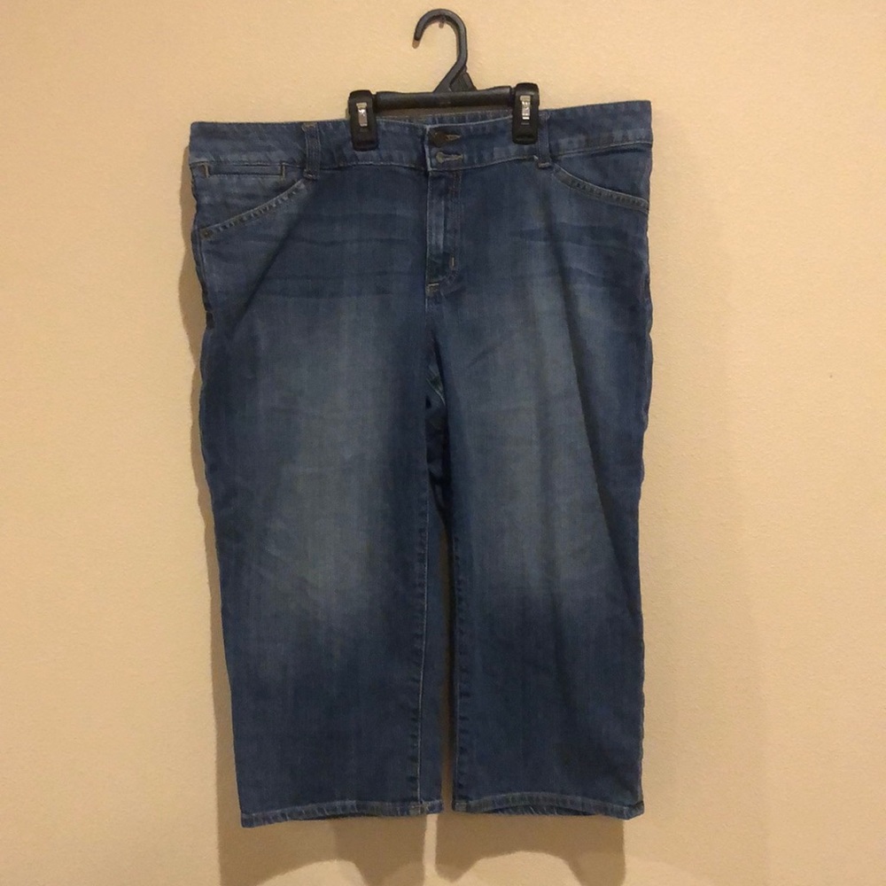 Ladies curvy flare GAP capris